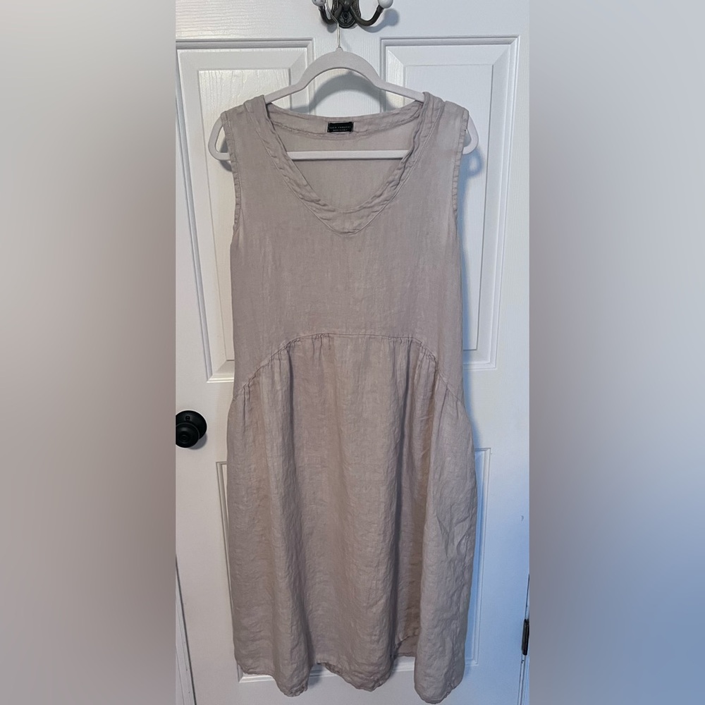 Luca Vanucci, sleeveless beige dress made of 100% linen.